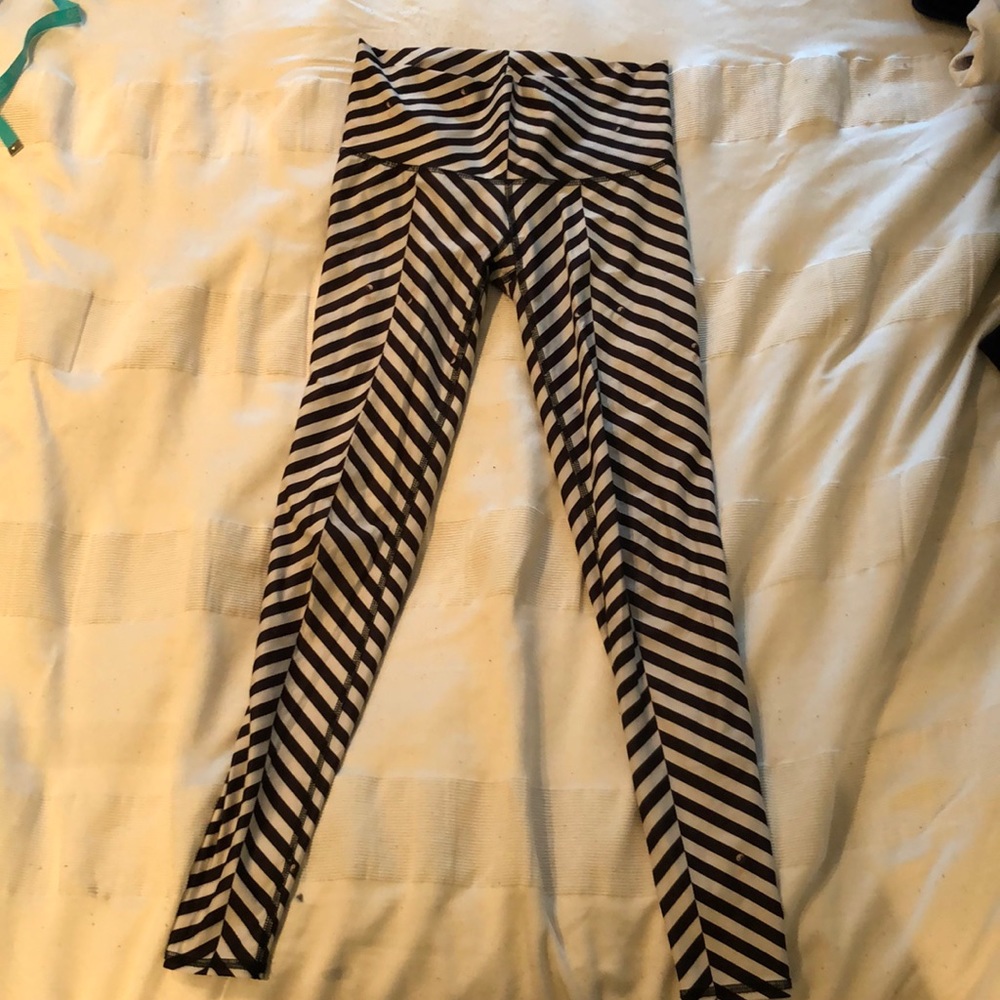 Teeki Balanced Traveler White Hot Pant. Small.